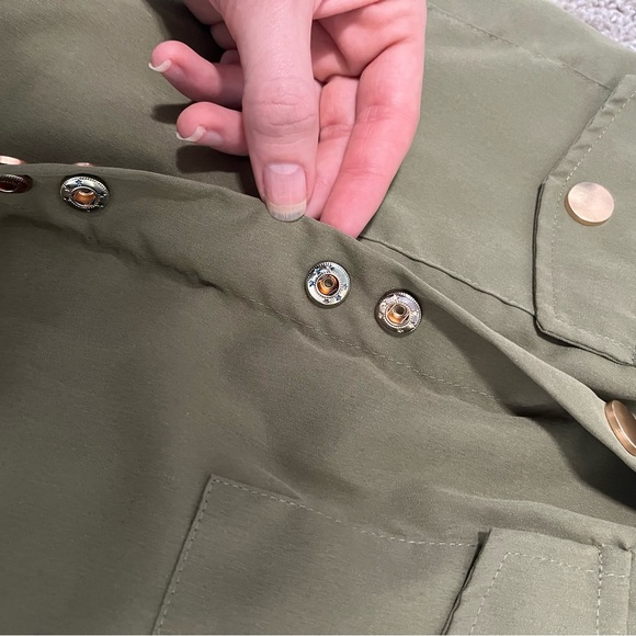 Girls size 130 green cropped long sleeve top and matching mini skirt - Picture 8 of 10